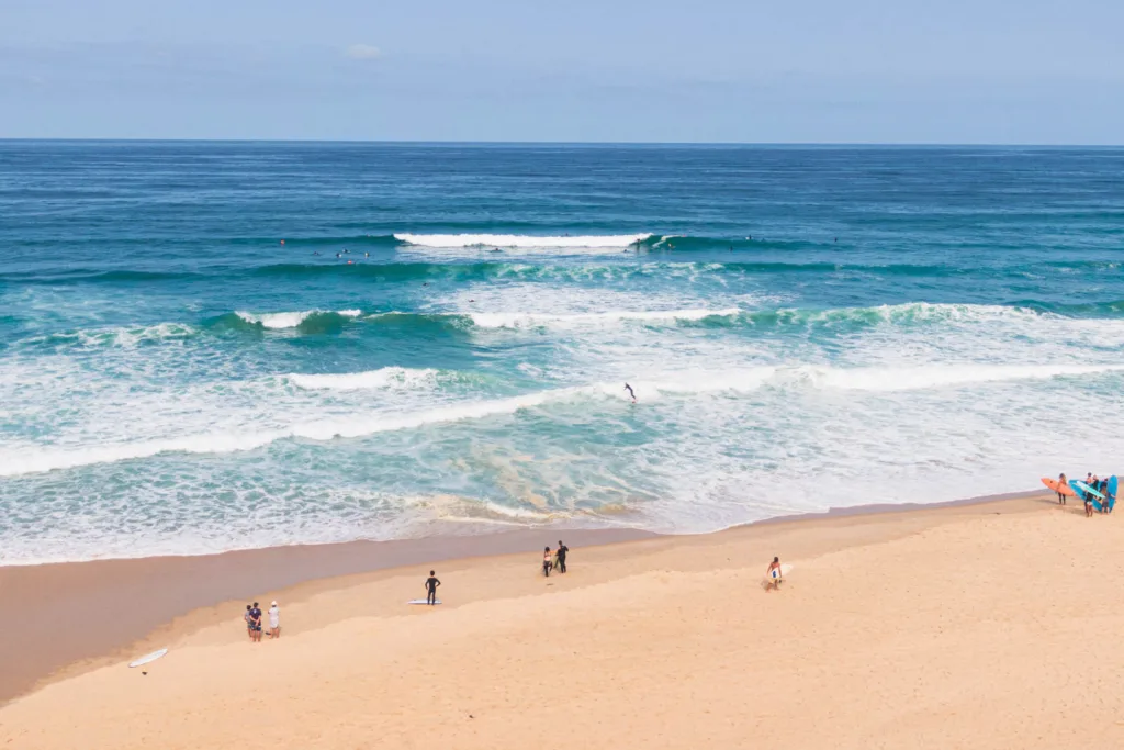 Toma Aérea De La Playa Con Surfistas, Seignosse, Landas, Francia